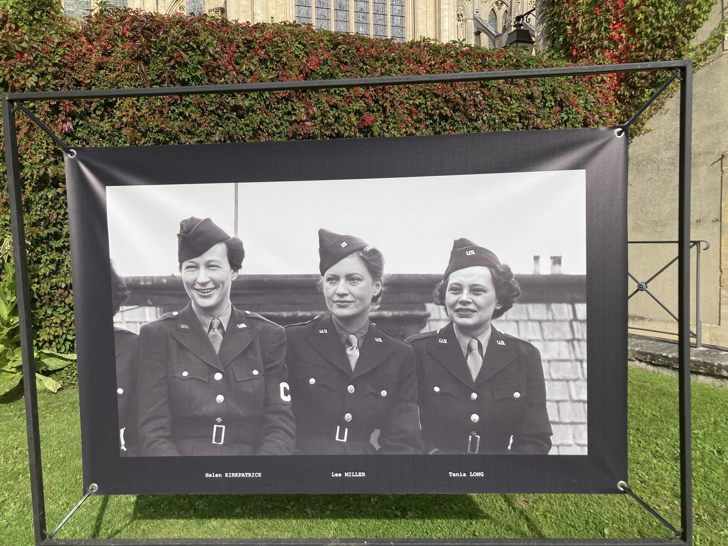 Les journalistes américains Helen Kirkpatrick, Lee Miller (au centre) et Tania Long ont couvert le Débarquement en Normandie du 6 juin et ont participé à l