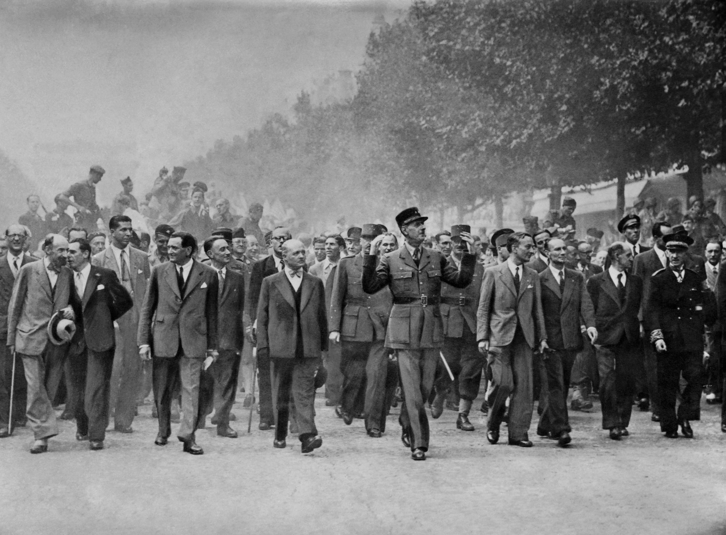 Alors que de Gaulle défilait sur les Champs-Élysées, le 26 août 1944, Marcelle Poirier le suivait certainement de près.