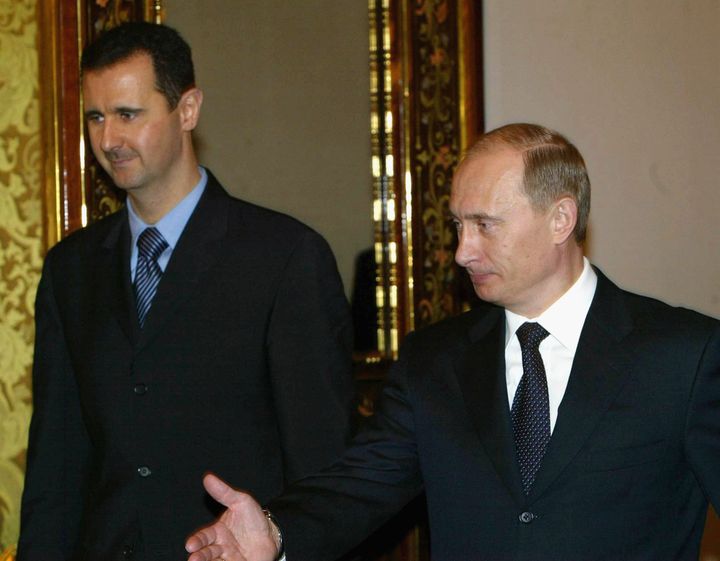 Le dictateur syrien Bachar al-Assad et le président russe Vladimir Poutine, le 25 janvier 2005, à Moscou (Russie). (SALAH MALKAWI / GETTY IMAGES)
