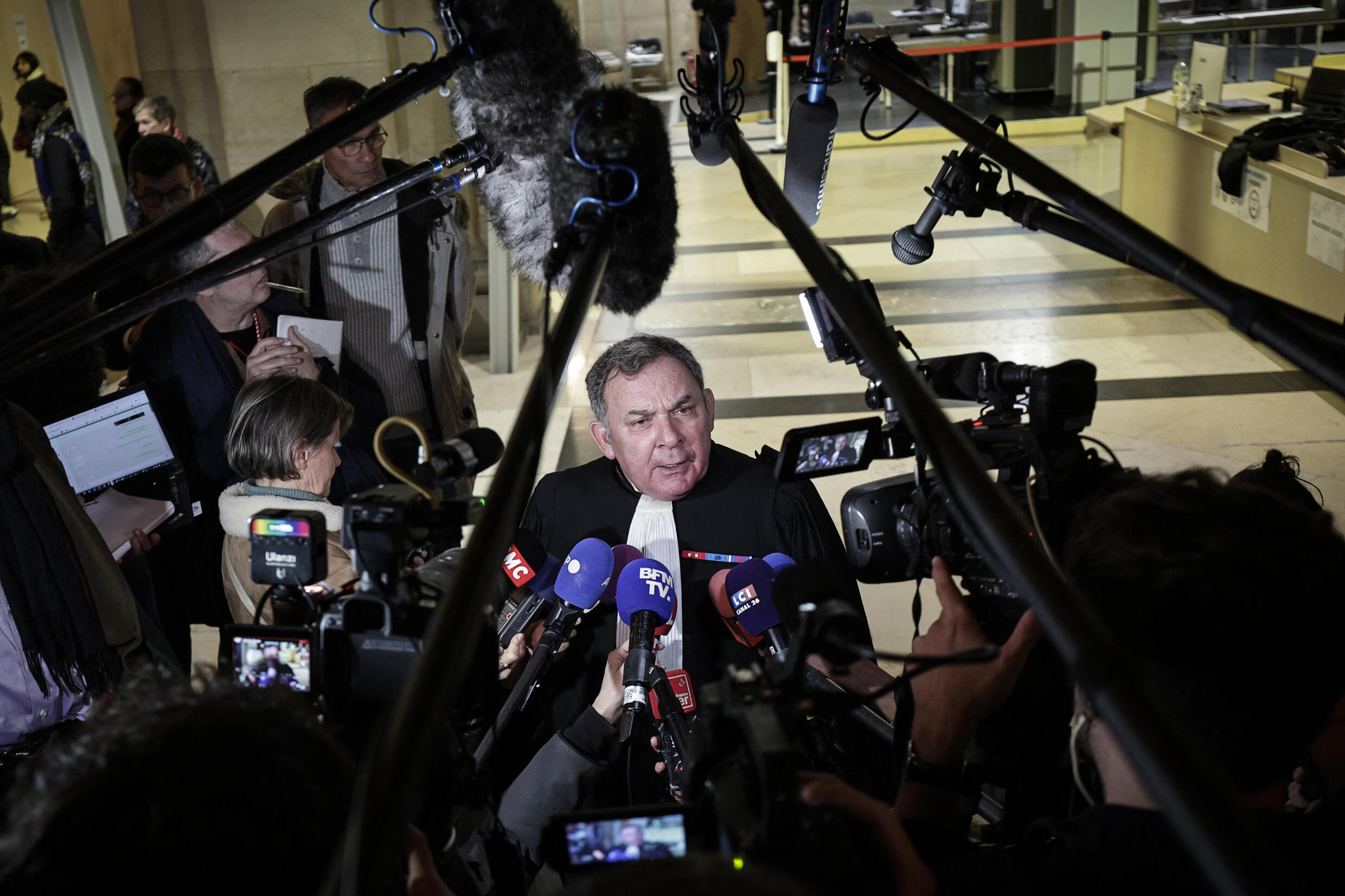 Francis Szpiner, l'avocat français représentant le fils de Paty, s'adresse à la presse à la cour d'assises spéciale de Paris après le verdict dans l'affaire contre huit personnes inculpées dans le cadre de la décapitation djihadiste de l'instituteur Samuel Paty en 2020, à Paris, le 20 décembre, 2024. 