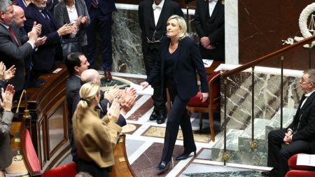 Victoire de Le Pen, défaite de Barnier : inquiétudes pour la stabilité européenne selon la presse. Censure du gouvernement Barnier : une victoire pour Marine Le Pen, une défaite pour la stabilité de l'Europe, commente la presse étrangère
La censure du gouvernement de Michel Barnier est largement commentée par la presse internationale, qui s'inquiète de l'instabilité politique dans laquelle s'enlise le pays.