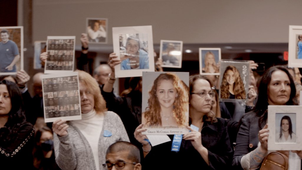 :
    Vidéo




  

    
      
    
  
  "Les adultes n'ont pas conscience de ce que leurs enfants regardent" : un documentaire au cœur du combat de familles contre les réseaux sociaux