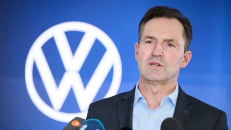 Le constructeur automobile Volkswagen veut supprimer plus de 35 000 emplois en Allemagne d'ici 2030