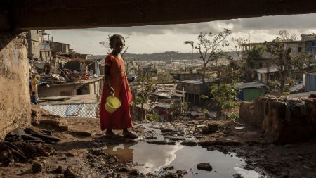 Mayotte, frappée par le cyclone, rouvre son aéroport mais les familles déplacées restent dans l'incertitude