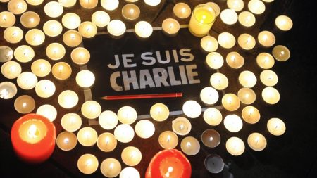 Charlie Hebdo défie le terrorisme avec un numéro spécial pour l'anniversaire de l'attentat