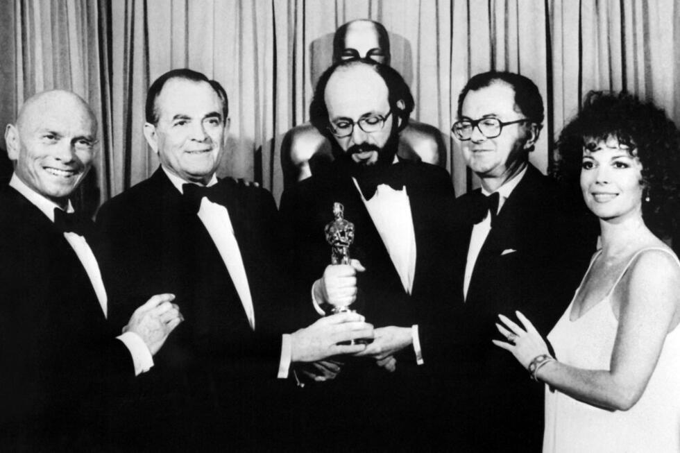 Le réalisateur français Bertrand Blier avec son Oscar du meilleur film étranger, "Préparez vos mouchoirs") aux côtés de l