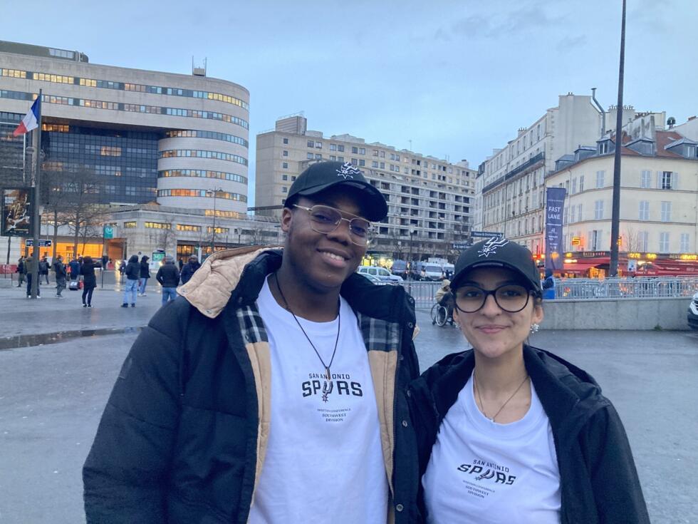 Adime Toukourou (à gauche) a assisté à son premier match de la NBA avec une vieille amie de collège Fatima Boudlali.