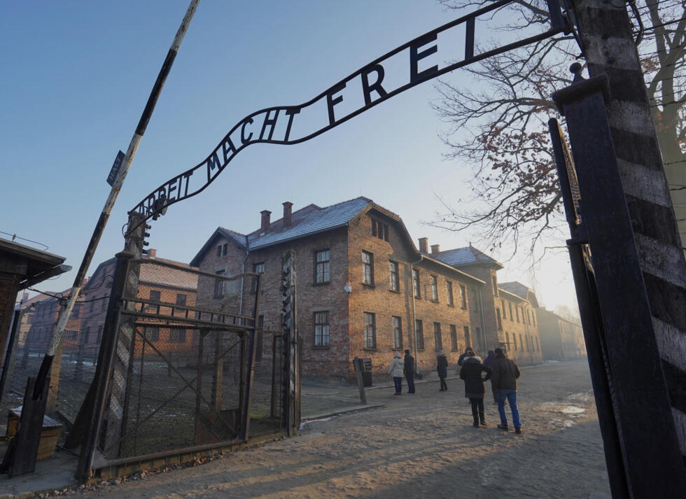 La porte principale à l'entrée du camp de concentration et d'extermination nazi d'Auschwitz en Pologne.