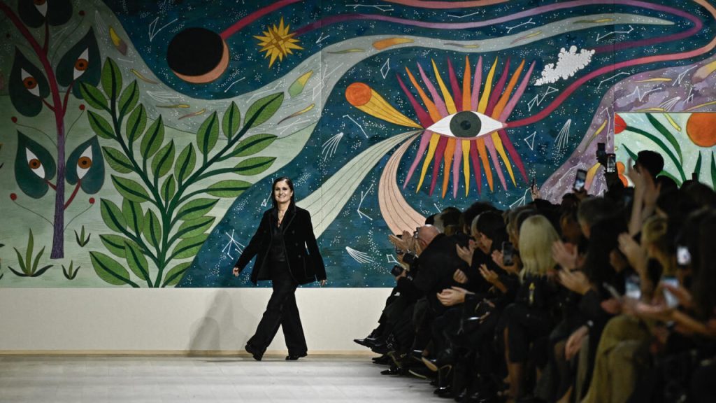 Le designer italien Chiuri revisite le passé dans d'éventuels adieux à Dior