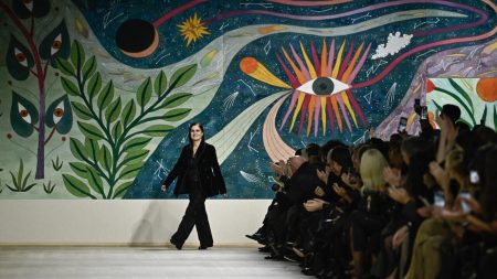 Le designer italien Chiuri revisite le passé dans d'éventuels adieux à Dior