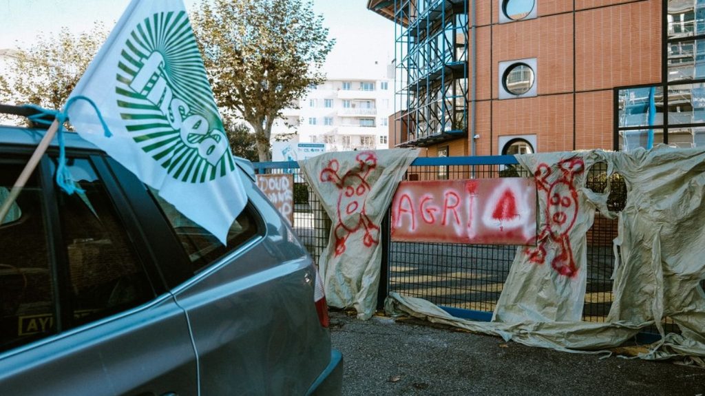 Pris pour cible par les agriculteurs et peu soutenus par le gouvernement, les syndicats de l'OFB reçus à Matignon
