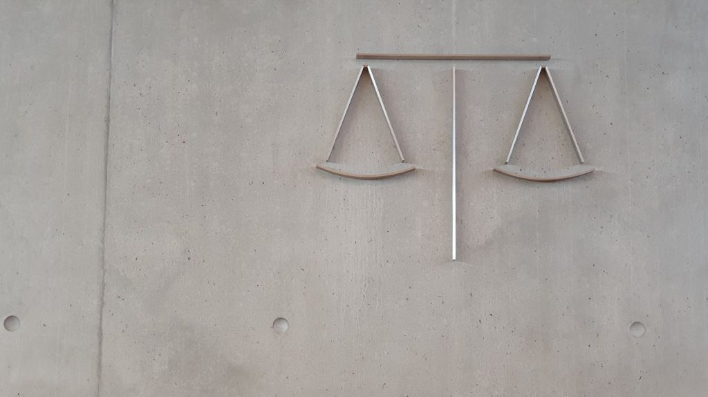 Influenceur algérien renvoyé en France : la justice rendra sa décision mercredi concernant son expulsion