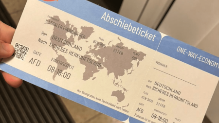 Allemagne : l’extrême droite distribue des tracts anti-migrants en forme de billets d’avion En Allemagne, l'extrême droite allemande distribue des tracts anti-migrants sous forme de billets d'avion
