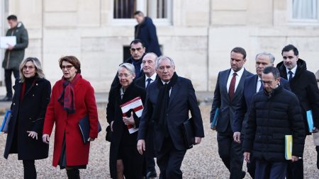 Alliés de Bayrou : structuration urgente pour éviter divisions aux élections Des alliés de François Bayrou appellent à se structurer pour éviter les divisions aux élections
Pour le premier tour de la législative partielle en Isère dimanche, Renaissance, LR et le centre présentent chacun un candidat différent. De quoi faire monter d'un cran l'inquiétude au sein du socle d'alliés du Premier ministre.