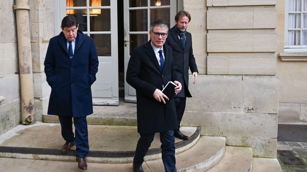 "Il faut soit être naïf, soit être cynique" : après les déclarations de François Bayrou, les socialistes se retrouvent isolés à gauche