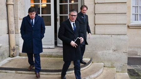 Après les propos de Bayrou, les socialistes isolés à gauche : naïveté ou cynisme ? "Il faut soit être naïf, soit être cynique" : après les déclarations de François Bayrou, les socialistes se retrouvent isolés à gauche