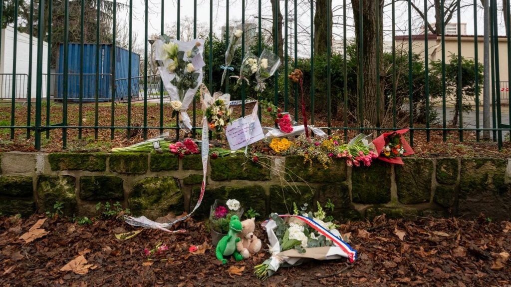 :
    le dernier publié



  



  


      

  

  
    
    Attaques au couteau : "Les parents doivent dire qu'on ne règle pas ses comptes soi-même", affirme le secrétaire académique du SNPEN-Unsa

          Alors qu'un jeune de 14 ans est décédé ce week-end d'une attaque à l'arme blanche à Paris, Nicolas Bray, secrétaire académique pour Paris du SNPDEN-Unsa, et proviseur du lycée Fénelon à Paris indique avoir parfois, lui-même, été confronté à des élèves apportant un couteau, "mais ça n'est ni régulier, ni fréquent".
    
    
          Diffusé le 29/01
                      
        3min