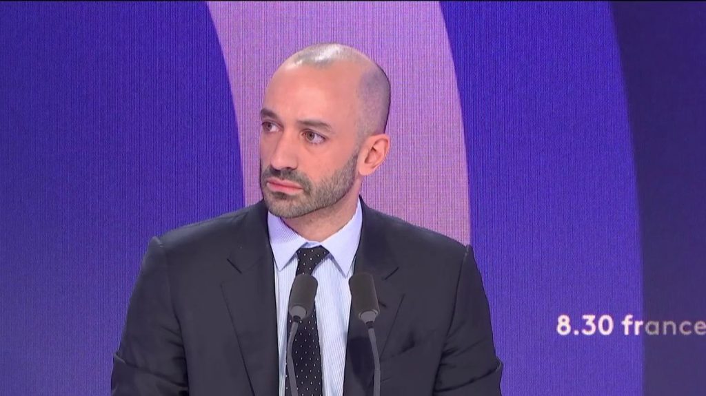 Automobile : "Il faut suspendre les amendes pour les constructeurs français et européens", assure Benjamin Haddad