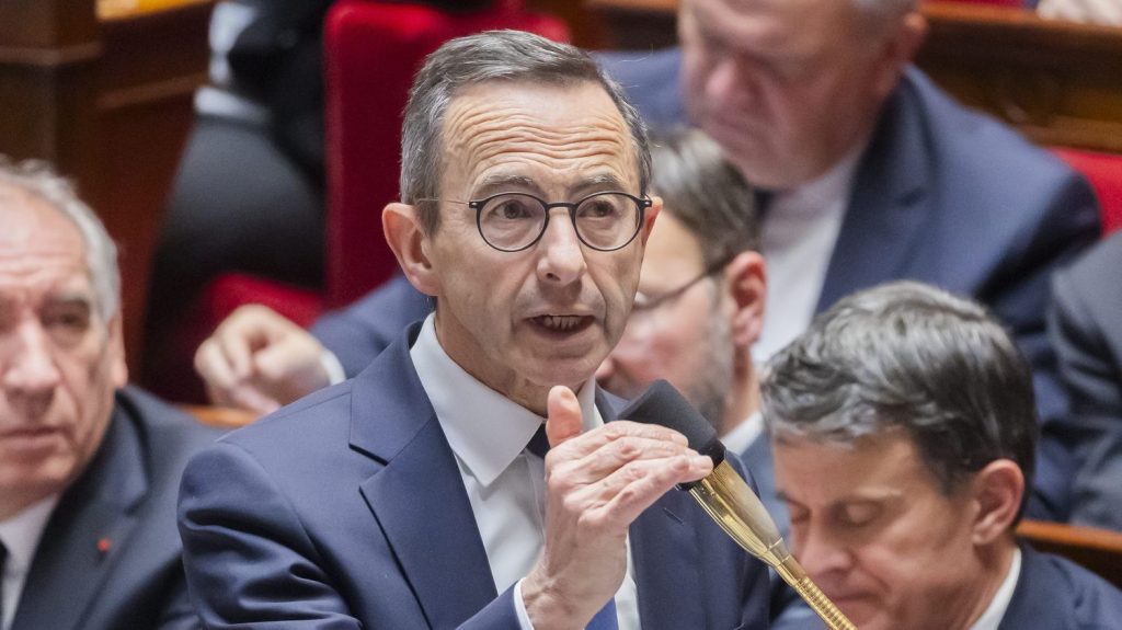 Gouvernement de François Bayrou : Bruno Retailleau compte s'appuyer sur ses soutiens au Parlement pour faire passer ses idées

          Deux premières propositions de loi vont être proposées par les députés LR, début février, lors de leur niche parlementaire. L'une concerne la restriction du droit du sol à Mayotte, et l'autre l'abrogation du titre de séjour pour soins.