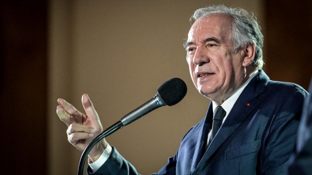 François Bayrou confirme qu'il n'y aura pas de suppression de 4 000 postes d'enseignants, une "décision définitive"