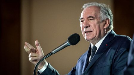 Bayrou confirme : pas de suppression de 4 000 postes enseignants, une « décision définitive » François Bayrou confirme qu'il n'y aura pas de suppression de 4 000 postes d'enseignants, une "décision définitive"