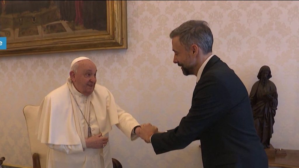Eurozapping : la blessure du pape François
