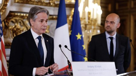 Blinken honoré en France en tant que haut diplomate, ignore les coups de Trump avant la transition