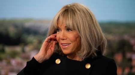 Brigitte Macron : Emmanuel souvent « meurtri » par « ce qu’il entend » Emmanuel Macron est parfois "meurtri" par "ce qu'il entend", affirme Brigitte Macron