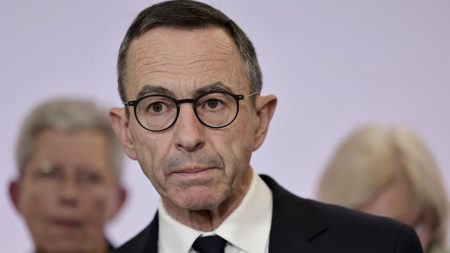 Bruno Retailleau : Interdire le voile aux accompagnatrices scolaires dans la loi Le ministre de l'Intérieur Bruno Retailleau veut interdire dans la loi le port du voile aux accompagnatrices de sorties scolaires