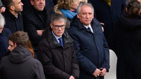 Budget 2025 : François Bayrou conclura-t-il avec le PS pour éviter la censure ? :
Édito
Budget 2025 : François Bayrou va-t-il conclure avec le PS, son flirt de longue date ?
François Bayrou a entamé des discussions avec la gauche, hors Insoumis, pour boucler le budget et échapper à la censure. Jusqu’où peut aller ce rapprochement ?