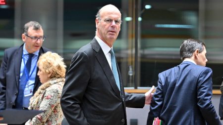 Budget 2025 : L’UE valide le plan budgétaire de la France, déficit ciblé à 5,4% du PIB Budget 2025 : L’Europe donne son feu vert au plan budgétaire de la France
Réunis, mardi à Bruxelles, les ministres des Finances de l’Union européenne ont validé les perspectives présentées par Paris. Le Premier ministre François Bayrou annonce des économies importantes pour ramener le déficit public à 5,4% du PIB en 2025.