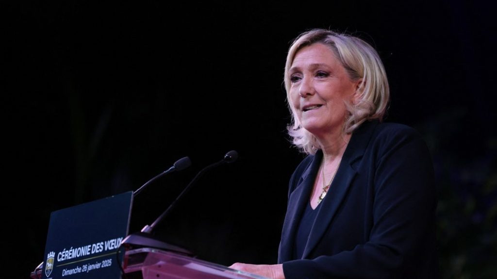 Budget 2025 : Le Rassemblement national réduit au rôle de figurant

          François Bayrou a certes besoin de l'appui des socialistes pour éviter la censure, mais le Premier ministre peut se permettre de ne pas dépendre directement du RN.