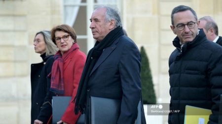 Budget 2025 : le gouvernement et partenaires sociaux pourront-ils s’accorder mieux qu’avec l’opposition ? Budget 2025 : le gouvernement pourra-t-il s'accorder avec les partenaires sociaux mieux qu'avec les partis d'opposition ?
Alors que Bercy multiplie les consultations en vue de présenter un budget qui éviterait la censure, le Premier ministre reçoit à partir de mardi les partenaires sociaux, pour "entendre leurs demandes" et évoquer avec eux "l'actualité sociale".