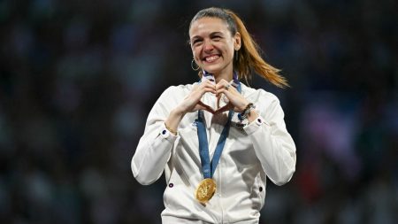 Budget Sports en baisse : les clubs débordés, alerte Manon Apithy-Brunet, sabreuse française. Baisse du budget des Sports : "Des fédérations n'arrivent pas à accueillir des enfants parce que les clubs sont trop remplis", dénonce la sabreuse Manon Apithy-Brunet