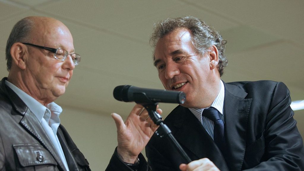 :
    Édito



  



  


      

  

  
    De Jean-François Kahn à François Bayrou, le "centrisme révolutionnaire" existe-t-il ?

          Ce concept inventé par Jean-François Kahn, célèbre journaliste, disparu, atteint ses limites dans la situation politique actuelle, avec un président de la République et un Premier ministre disposant de marges de manœuvre très limitées.
