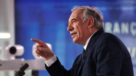 Concessions budgétaires, « submersion » migratoire, procès Le Pen : résumé de l’interview Bayrou sur LCI Concessions sur le budget, "sentiment de submersion" migratoire, procès de Marine Le Pen "dérangeant"... Ce qu'il faut retenir de l'interview de François Bayrou sur LCI