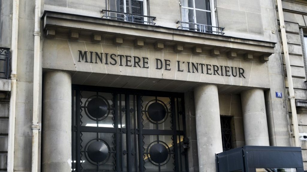 La porte-parole du ministère de l'Intérieur démissionne après la sortie de son livre, dans lequel elle raconte son expérience place Beauvau