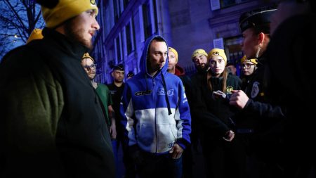 Des convois d'agriculteurs français se dirigent vers Paris alors que les protestations se poursuivent contre les salaires et les conditions
