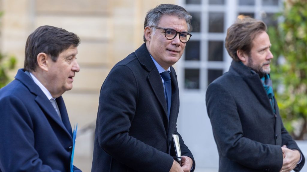 :
    Édito



  

    
      
    
      

  

  
    Discours de politique générale de François Bayrou : le retour du PS au centre du jeu

          Le Premier ministre ne semble pas hostile à accorder aux socialistes une concession significative sur les retraites.