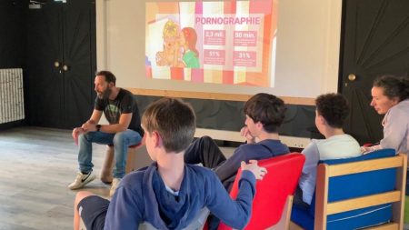 Éducation sexuelle, « submersion » migratoire et victoire des Bleus : récap du 29 janvier :
Podcast
Education sexuelle à l'école, "submersion" migratoire et derniers dixièmes de seconde : ça dit quoi ce 29 janvier ?
Ce mercredi 29 janvier, le programme pour les cours d'éducation à la vie affective et sexuelle est présenté au Conseil supérieur de l'éducation, François Bayrou parle d'une "submersion" migratoire en France et les Bleus du hand se sont qualifiés dans les derniers dixièmes de seconde.