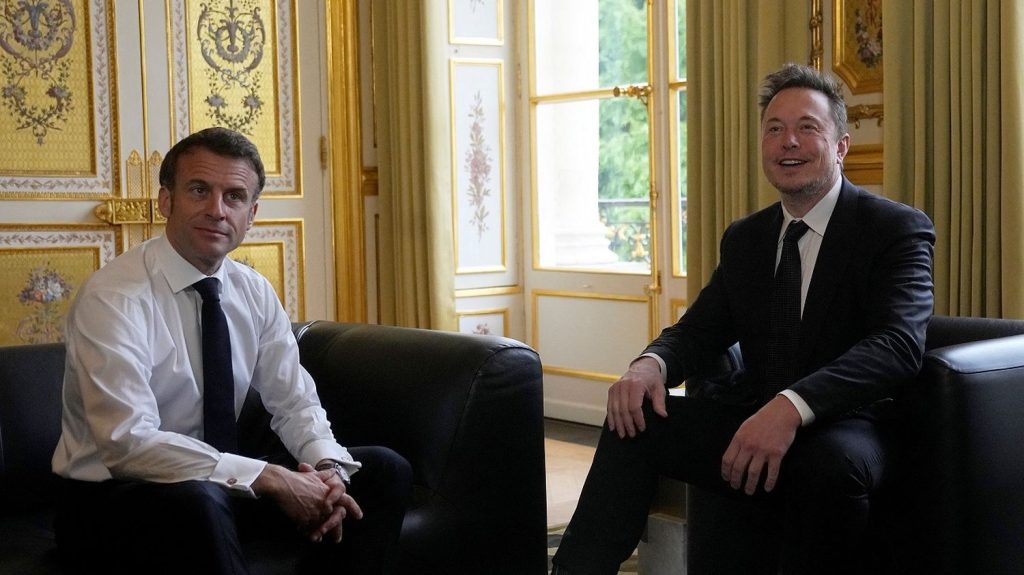 Accusé de déstabiliser les démocraties européennes, Elon Musk reste invité au sommet de l'Intelligence artificielle à l'Élysée

          Le patron du réseau social X, qui multiplie les attaques contre des dirigeants européens ces derniers jours, n'a pas encore répondu, mais l'entourage du président défend son invitation, pour ce sommet sur l'IA prévu en février.