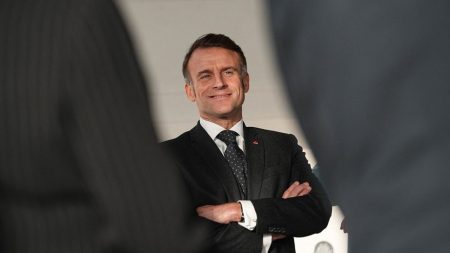 Emmanuel Macron en visite surprise dans une ville de l’Aisne Emmanuel Macron fait une visite surprise dans une petite ville de l'Aisne