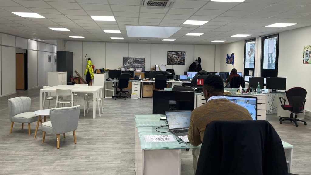 :
    Reportage




  

    
      
    
  
  "Depuis un an, on n'a pas renouvelé certains contrats" : quand des entreprises se mettent en pause à cause de l'instabilité politique