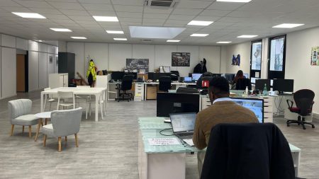 Entreprises en pause : contrats non renouvelés en raison de l’instabilité politique :
Reportage
"Depuis un an, on n'a pas renouvelé certains contrats" : quand des entreprises se mettent en pause à cause de l'instabilité politique