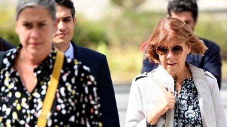 :
    le dernier publié



  

    
      
    
      

  

  
    
    Épisode 5. Les zones d’ombre qui subsistent

          Dans ce cinquième épisode, Mathilde Lemaire revient sur les nombreuses zones d'ombre qui persistent, malgré les aveux partiels de Dominique Pelicot et sa prétendue "transparence totale", notamment concernant le nombre exact de violeurs, les accusations de viol sur sa fille Caroline et des soupçons d'incestes sur ses petits-enfants.
    
    
          Diffusé le 21/01
                      
        4min
