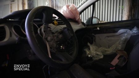 Explosion d’airbag : Tom, miraculé, raconte comment cet outil censé protéger peut tuer :
Vidéo
"On vous dit que c'est fait pour protéger, mais c'est fait pour tuer" : le témoignage de Tom, miraculé après l'explosion de son airbag