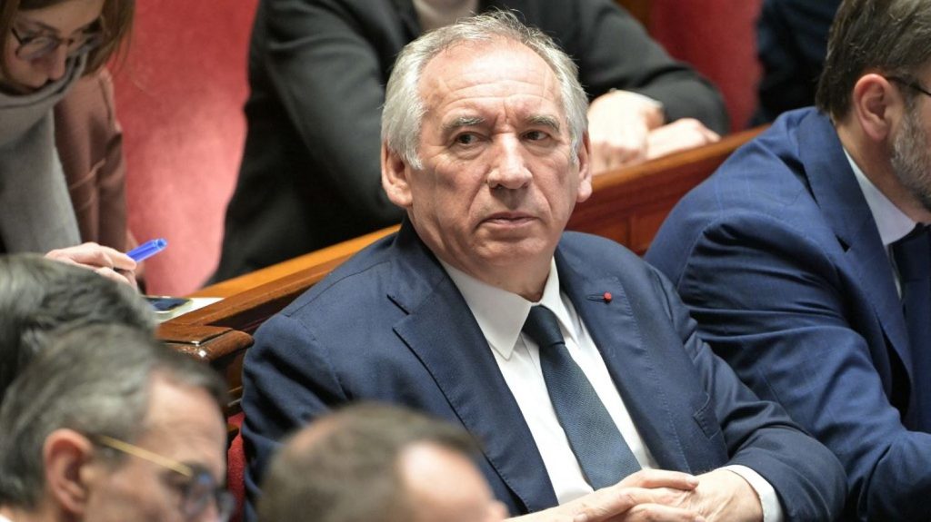 Fin de vie : François Bayrou souhaite examiner deux textes, un sur les soins palliatifs et un autre sur l'aide active à mourir