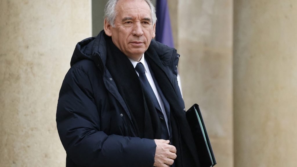 Fin de vie : pourquoi la décision de François Bayrou de scinder en deux le texte de loi est critiquée