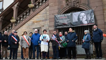 Français détenus en Iran depuis 1 000 jours : Macron dénonce une « détention indigne » Français retenus en Iran depuis 1 000 jours : Emmanuel Macron dénonce une "détention indigne et arbitraire"