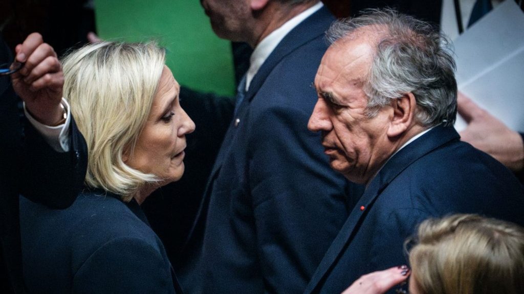 "Une accusation injuste" : pourquoi François Bayrou défend Marine Le Pen dans l'affaire des assistants parlementaires d'eurodéputés